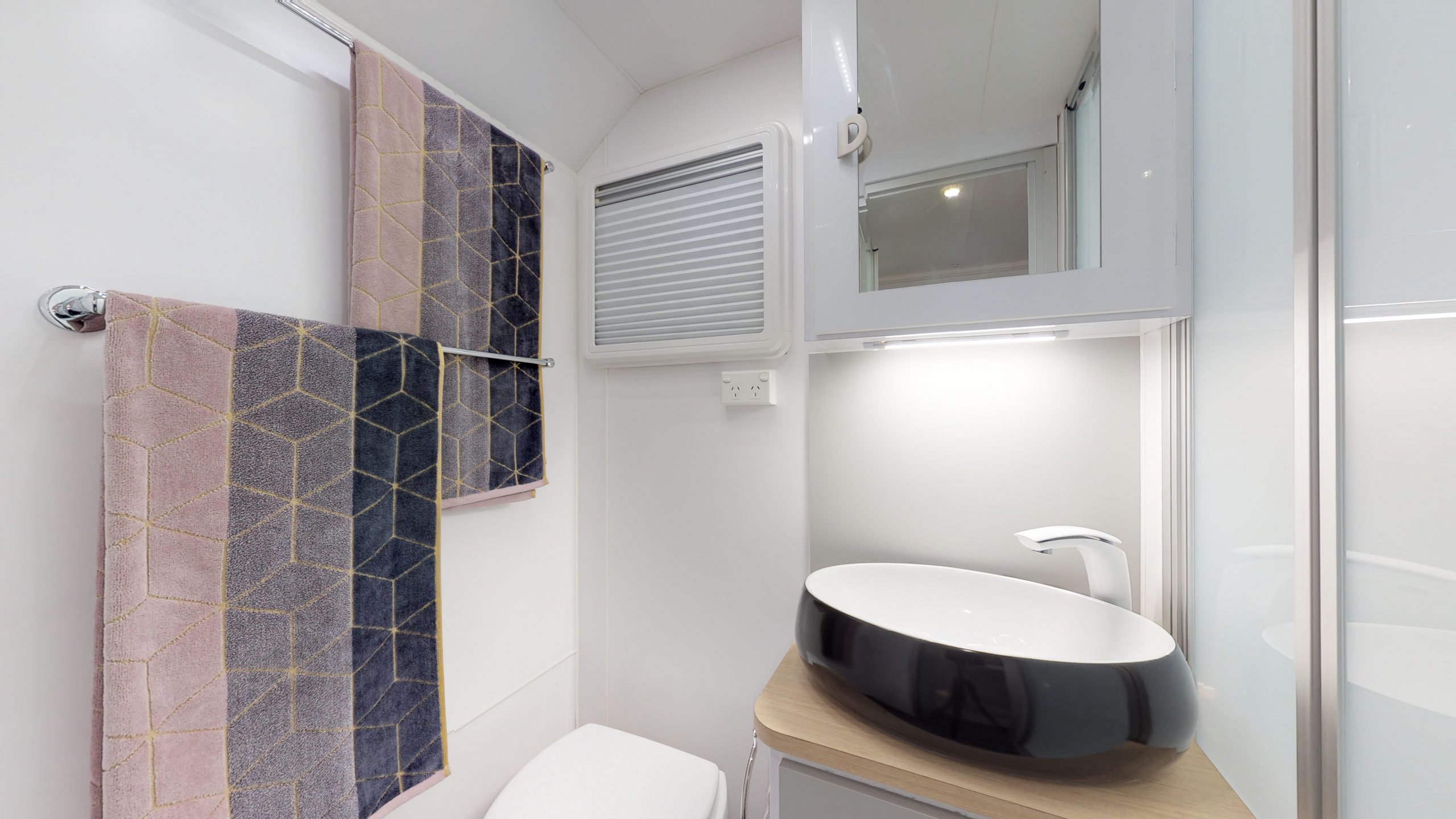 Hornet-2100-Wonderland (31)